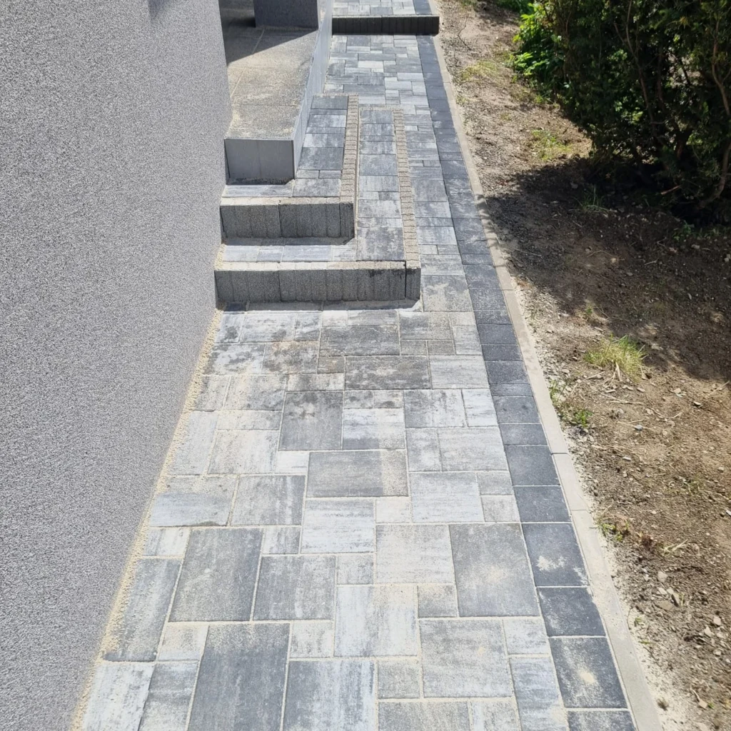 Układanie chodnika z kostki brukowej i montaż palisad – usługi brukarskie Limanowa