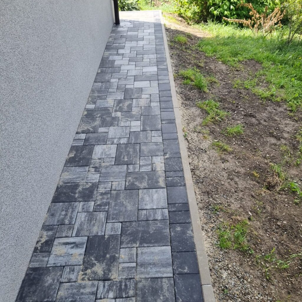 Trwała opaska brukowa przy domu wykonana w Limanowej — profesjonalne usługi brukarskie, tarasy rabatki