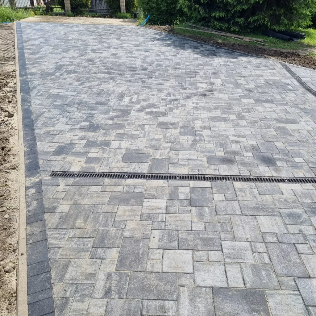 System odwodnienia z korytkami przy kostce brukowej – układanie kostki brukowej Limanowa- kostka brukowa