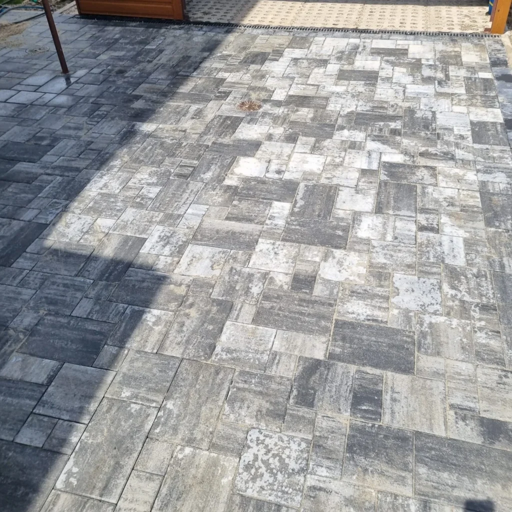 Układanie kostki brukowej pod garaż z odwodnieniem — firma brukarska Limanowa