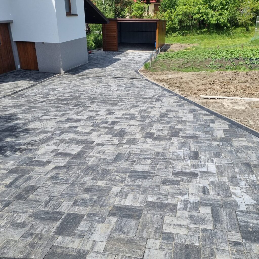 Kostka brukowa na chodniku i opasce przy domu — wykonanie w Limanowej i małopolsce
