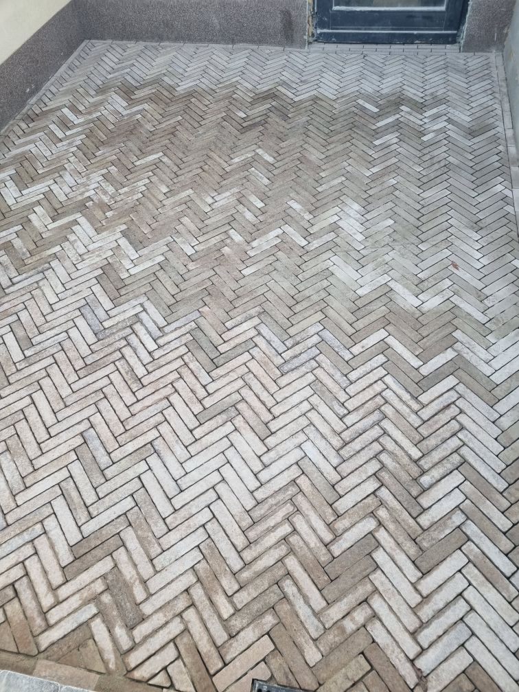 opaska z kostki koło domu